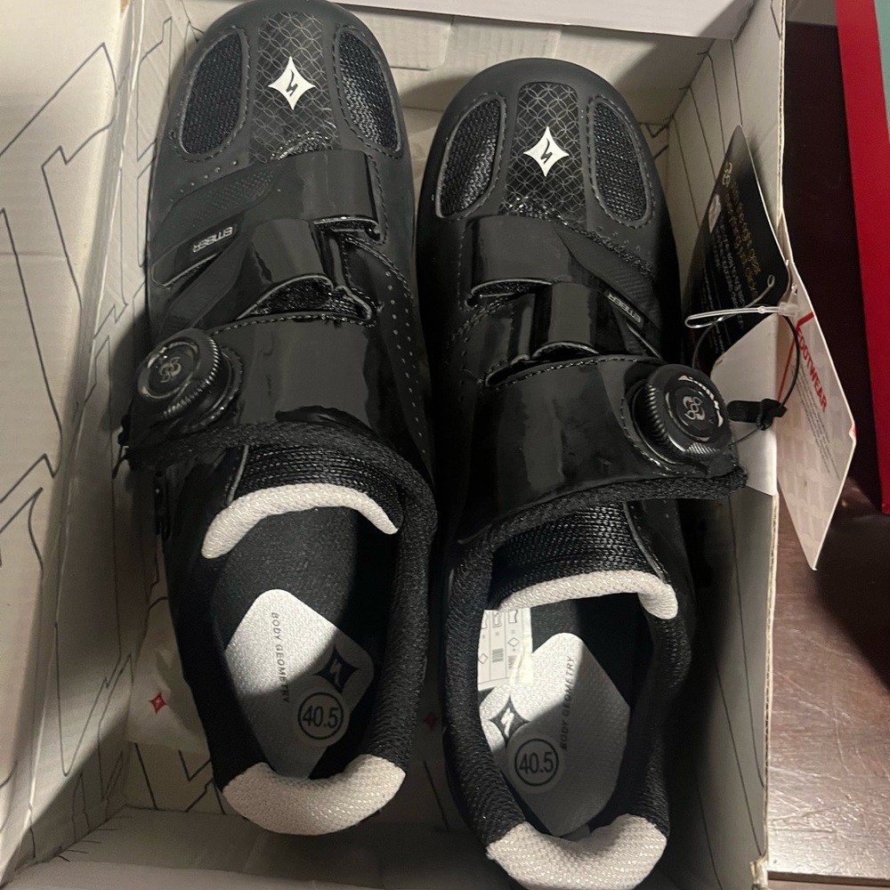 *NWT* Women’s clip in cycling shoes